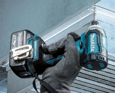 Аккумуляторный шуруповерт MAKITA DTD 171 RFE в чем.