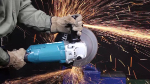 Двуручная углошлифмашина MAKITA GA 7061 R в кор.