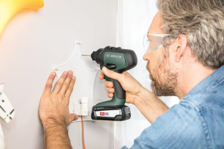 Аккумуляторная дрель-шуруповерт BOSCH AdvancedDrill 18 в чем.